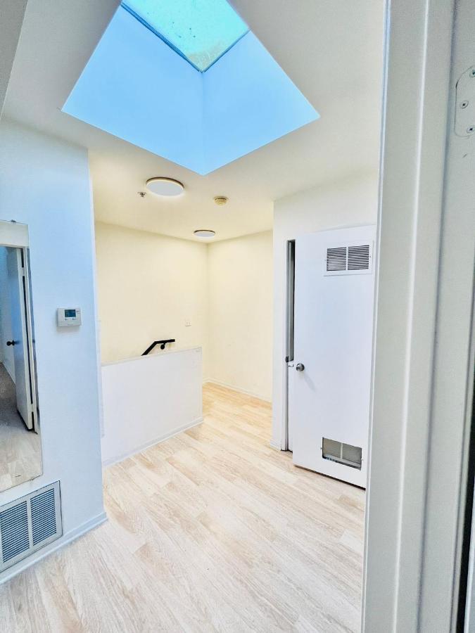Lovely 2-story 2-bedroom Unit With Free Secure Parking Appartamento